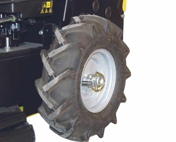 Griffige Antriebsräder beim Hochgrasmulcher RL 115